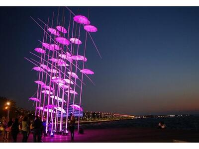 Στα ροζ σήμερα οι ομπρέλες στην παραλιακ...