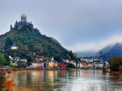 Το επιβλητικό κάστρο στέκεται αγέρωχο πά...