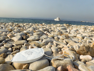 Γιατί ο covid δεν ξέχασε το καλοκαίρι