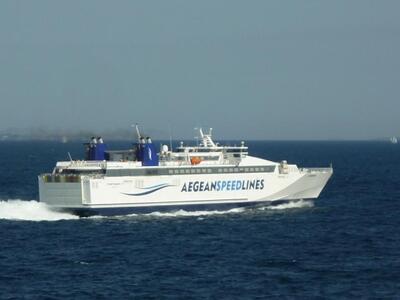 Εξω από το λιμάνι τη Σίφνου παραμένει το...