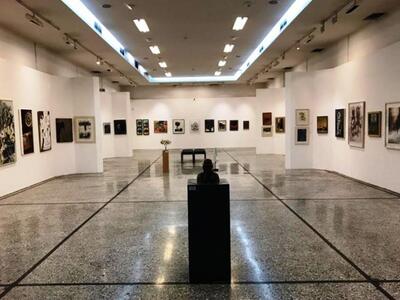 Στο ισόγειο του κτιρίου λειτουργεί η δημ...