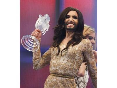 Ποια είναι η "γυναίκα" με το μ...