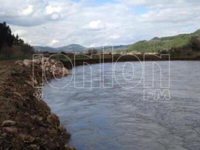 Μεταφέρουν ογκόλιθους στον Αλφειό χωρίς άδεια 