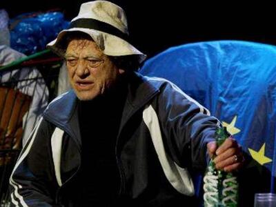 Στη στέγη του ηθοποιού ο Νίκος Καλογερόπ...