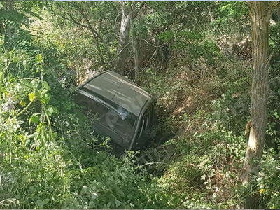 Ηλεία: ΙΧ έπεσε σε γκρεμό κοντά στα Δουν...