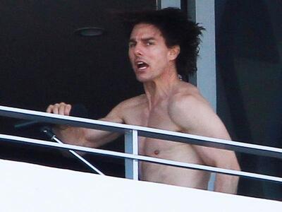 Ο Τομ Κρουζ... ροκάρει στο μπαλκόνι 