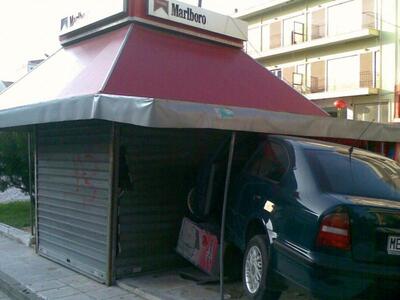 Πάτρα: αυτοκίνητο έπεσε σε περίπτερο