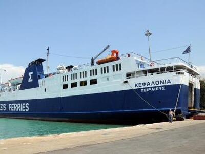 Πάτρα: Δεμένα τα πλοία στο λιμάνι - Εγκλ...