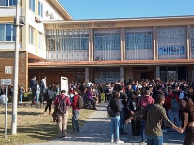 Πάτρα: Εκατοντάδες φοιτητές έξω από τη Σ...
