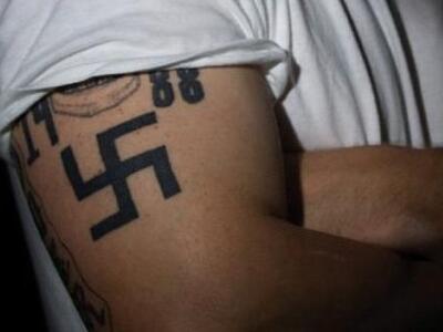 Σπεύδουν να σβήσουν τις σβάστικες και τα...