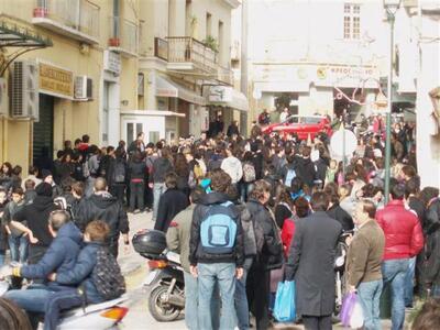 Κέρκυρα: Χιλιάδες πολίτες στους δρόμους ...