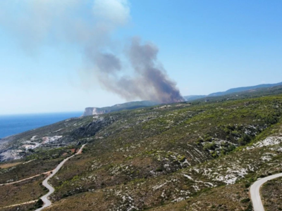 Φωτιά στο Καμπί Ζακύνθου: Επί ποδός η Πυ...