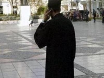 Παπάς έψελνε, χτύπησε το κινητό του, διέ...