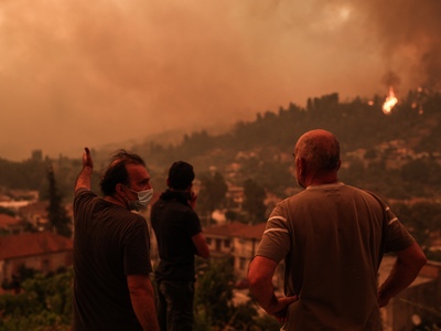 Φωτιά στην Εύβοια: Καίγονται σπίτια στο ...