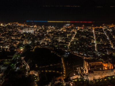 Στα χρώματα του Πατρινού Καρναβαλιού ο κυματοθραύστης- ΔΕΙΤΕ ΦΩΤΟ