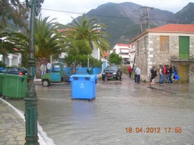 “Πνίγηκε” η παραλιακή Δωρίδα, ξεβράστηκ...