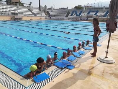 Οι μικρές γυμνάστριες στο κολυμβητήριο του ΝΟΠ