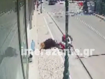 Ζάκυνθος: Η στιγμή που γυναίκα πέφτει σε...