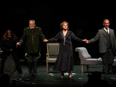 Καρέ-καρέ η πρεμιέρα του έργου του Augus...