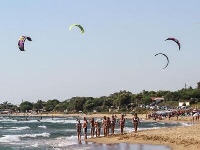 Άγιος Ηλίας Πύργου: Οι kite-surfers έπια...