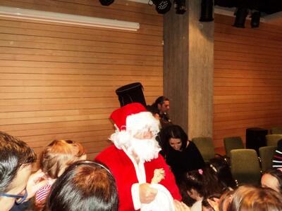 Δώρα, μελωδίες και κατασκευές για τα παι...