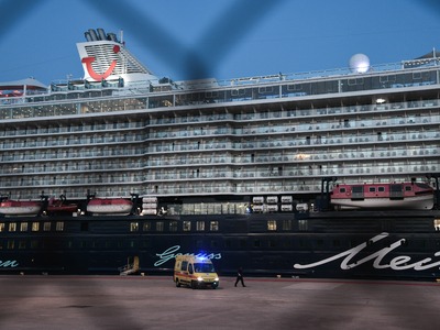 Στον Πειραιά το κρουαζιερόπλοιο με τα 12...