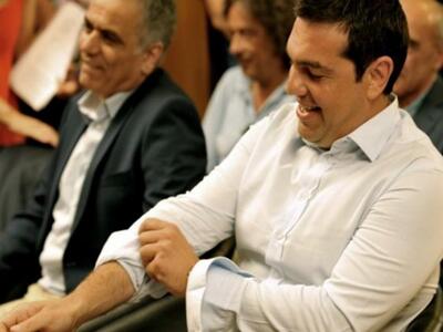 Έβγαλε το σακάκι και σήκωσε τα μανίκια ο...