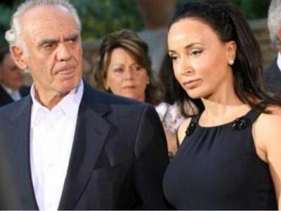 Ο κόσμος καίγεται και ο Άκης ...χτενίζετ...