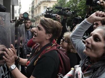 Αλυσίδες και… σκούπες σε διαδήλωση στο κ...