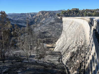 Φωτιά στην Αττική: Στάχτη σχεδόν 100 σπί...