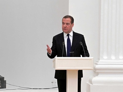 Ρωσία: Ο Μεντβέντεφ απειλεί ξανά με ολοκ...