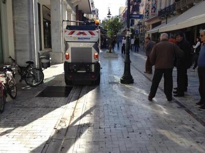 Το νέο σάρωθρο έπιασε δουλειά - Σφουγγαρ...