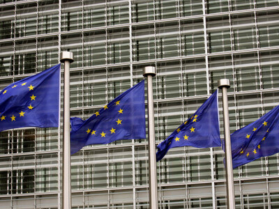 Φόρο στις τράπεζες προτείνει η Κομισιόν