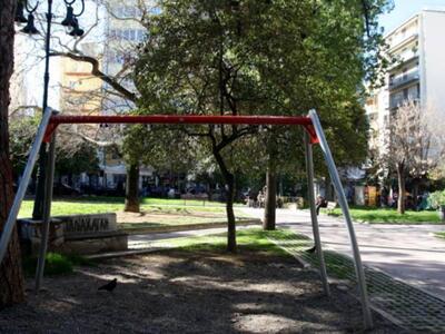 Καινούργια παιχνίδια γεμάτα...σύρριγγες ...