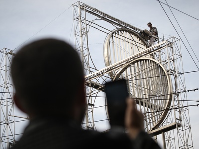 Hi tech ...φαντάσματα μπροστά στις τραγω...