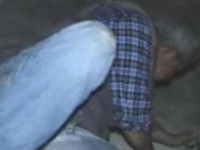 Σοκάρει ο άστεγος που κοιμάται σε...τάφο...