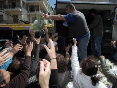 Πλεόνασμα φτώχειας - Ουρές χιλιομέτρων γ...