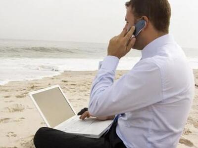 On line και στις διακοπές τους οι Έλληνε...