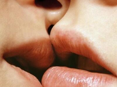 Ένα φιλί δέκα δευτερολέπτων μεταφέρει 80...