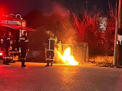 ΦΩΤΟ - ΒΙΝΤΕΟ: Φωτιές σε κάδους στις εργατικές κατοικίες Σταδίου στο Αγρίνιο