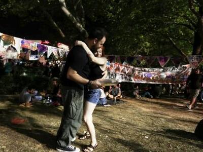 Δάκρυα και χειροκροτήματα στο προαύλιο τ...