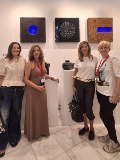 Στο περίπτερο της Cube με την εικαστικό ...