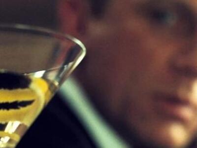 Ο Τζέιμς Μποντ είναι ένας μανιώδης αλκοο...