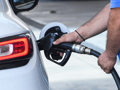 Καύσιμα: Σκαρφάλωσε στα 2,30 ευρώ η βενζ...