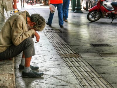 Ρακένδυτος με καταθέσεις ενός εκατομμυρίου ευρώ!