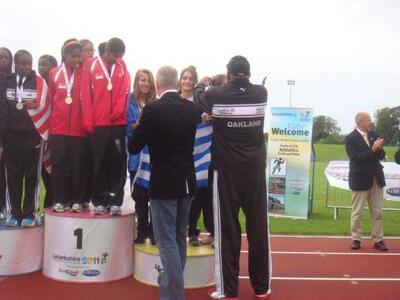 Ο Tommy Smith καθώς κάνει την απονομή στ...