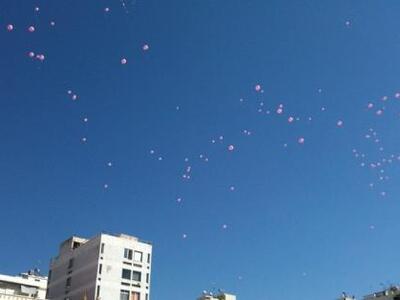 Πάτρα: Γέμισε με ροζ μπαλόνια ο ουρανός ...