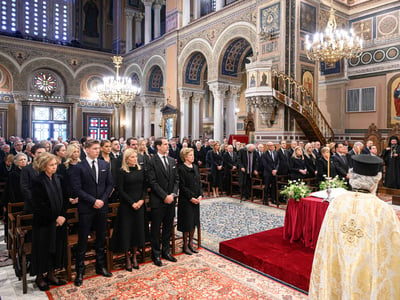 Τέως βασιλιάς Κωνσταντίνος: Η στιγμή που τα παιδιά του γονάτισαν στην Μητρόπολη