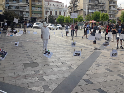 Πάτρα: Μια διαμαρτυρία… αλλιώς από τους εκπαιδευτικούς με σιωπή, σώμα και τέχνη στην πλατεία Γεωργίου Πάτρα: Μια διαμαρτυρία… αλλιώς από τους εκπαιδευτικούς με σιωπή, σώμα και τέχνη στην πλατεία Γεωργίου
