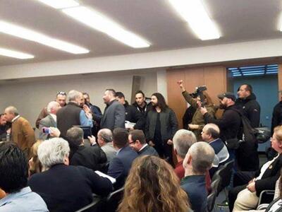 Έφοδος της Χρυσής Αυγής σε εκδήλωση για ...